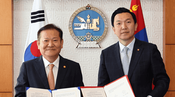 Minister Lee Sang-min meeting with the Minister of Mongolia, Head of the Cabinet Secretariat Uchral Nyam-Osor, and signing an MOU.