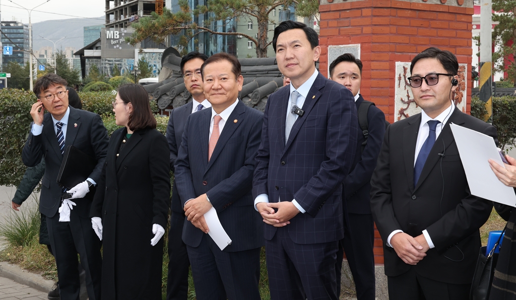Minister of the Interior and Safety Lee Sang-min (second from the right) and the Minister of Mongolia, Head of the Cabinet Secretariat Uchral Nyam-Osor attend an unveiling ceremony of a street sign, 'SEOUL Street,' located in the center of Ulaanbaatar, Mongolia, on September 23 (local time). 