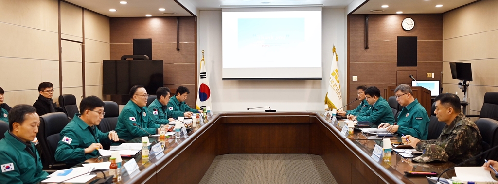 이한경 행정안전부 재난안전관리본부장은 설 연휴 맞아 28일 충북 청주국제공항을 방문해 체류객 발생 대비 안전관리대책을 청취하고 있다.