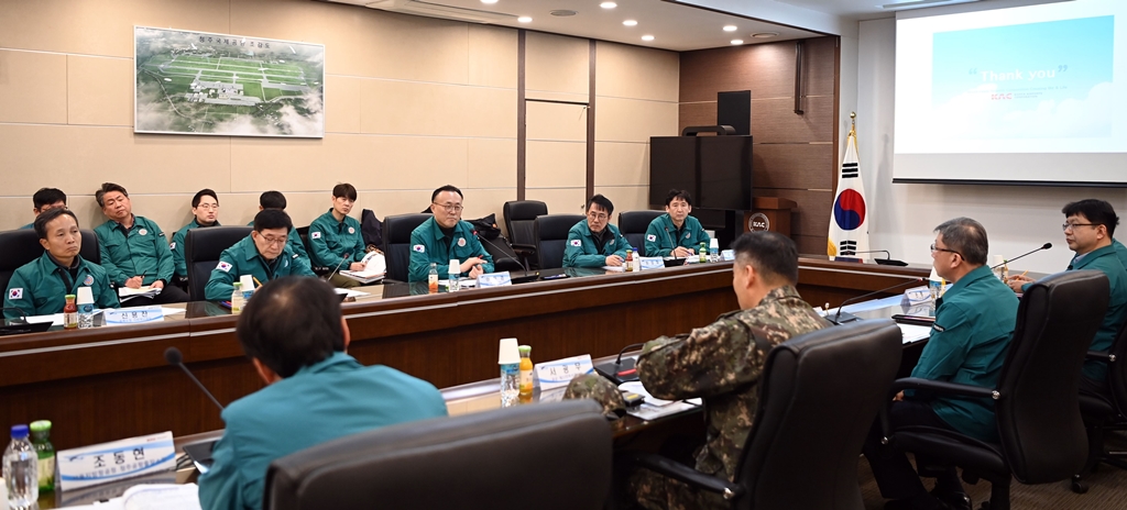 이한경 행정안전부 재난안전관리본부장은 설 연휴 맞아 28일 충북 청주국제공항을 방문해 체류객 발생 대비 안전관리대책을 청취하고 있다.