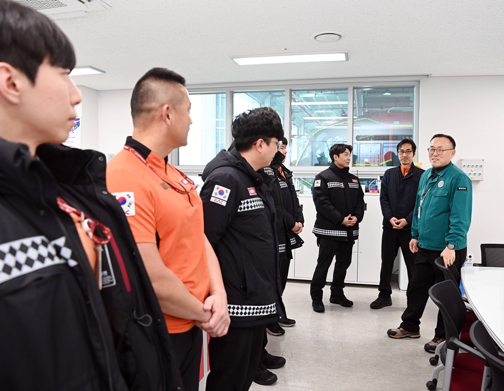 이한경 행정안전부 재난안전관리본부장은 설 연휴 맞아 28일 충북 청주국제공항을 찾아 소방대원을 격려하고 있다.