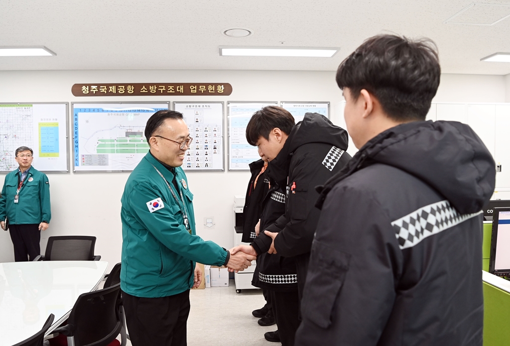 이한경 행정안전부 재난안전관리본부장은 설 연휴 맞아 28일 충북 청주국제공항을 찾아 소방대원을 격려하고 있다.