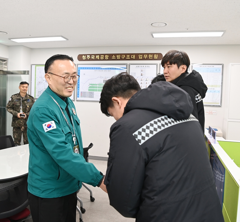 이한경 행정안전부 재난안전관리본부장은 설 연휴 맞아 28일 충북 청주국제공항을 찾아 소방대원을 격려하고 있다.