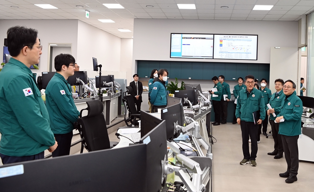 고기동 행정안전부 장관 직무대행이 30일 오전 정부세종청사 중앙재난안전상황실에서 설 연휴에 고생하는 상황실 직원들을 격려하고 있다.