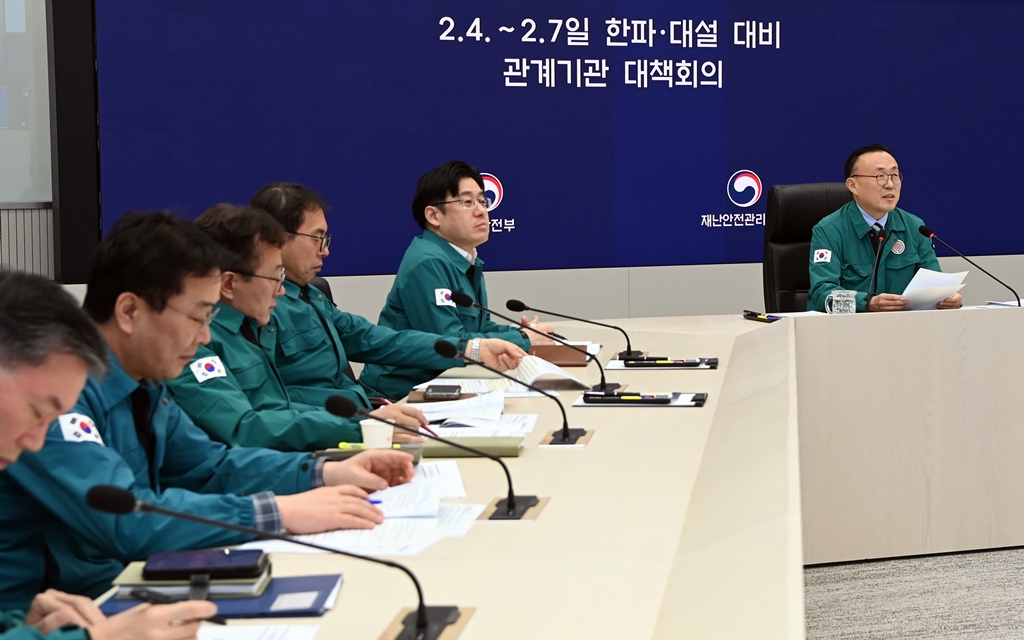 이한경 행정안전부 재난안전관리본부장이 3일 정부세종청사 중앙재난안전상황실에서 2.4.∼2.7일 한파·대설 대비 관계기관 대책회의를 주재하고 있다.