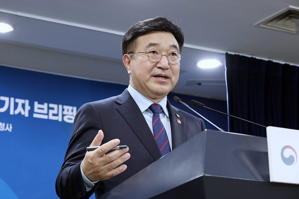 윤호중 행정안전부 장관이 5일 오후 서울 종로구 정부서울청사에서 기자 브리핑에서 부처 주요 정책현안 방향에 대해 발표한 뒤 질의에 답변하고 있다.