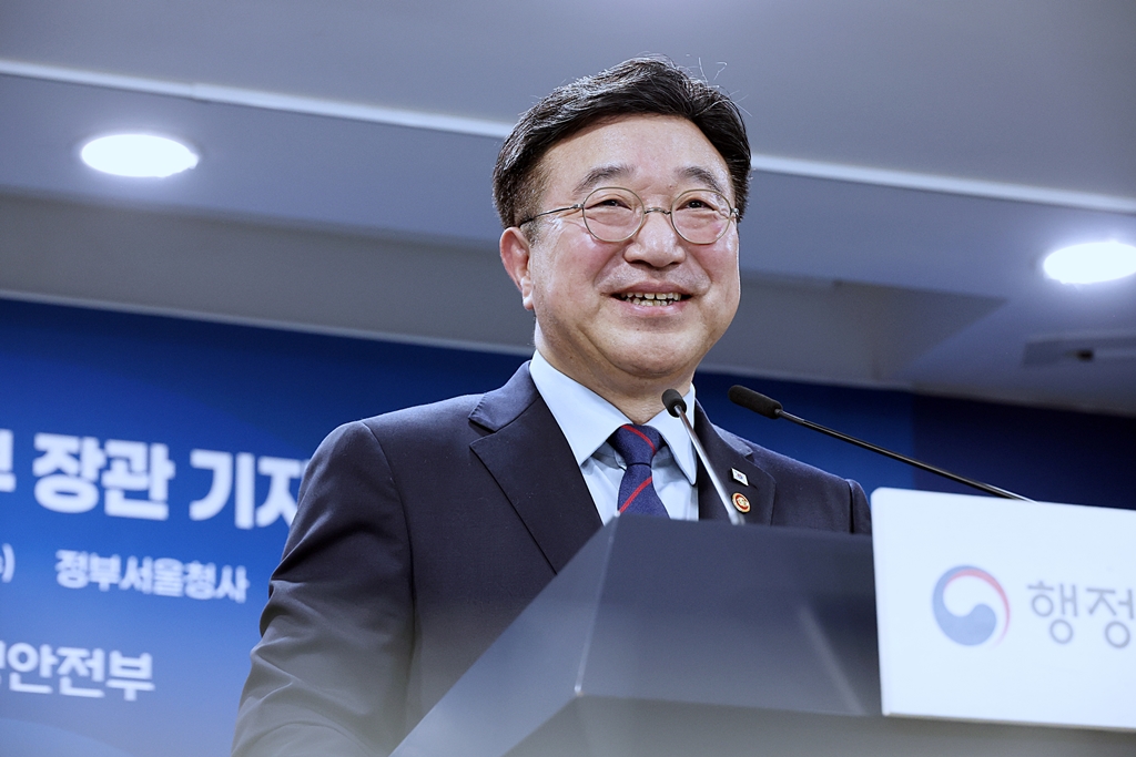 윤호중 행정안전부 장관이 5일 오후 서울 종로구 정부서울청사에서 기자 브리핑에서 부처 주요 정책현안 방향에 대해 발표한 뒤 질의에 답변하고 있다.