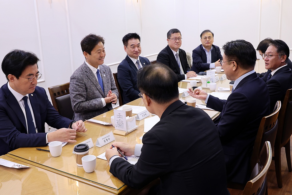 윤호중 행정안전부 장관이 7일 오전 서울 여의도 국회의원회관에서 열린 사회연대경제기본법 입법전략 간담회에서 모두발언을 하고 있다.