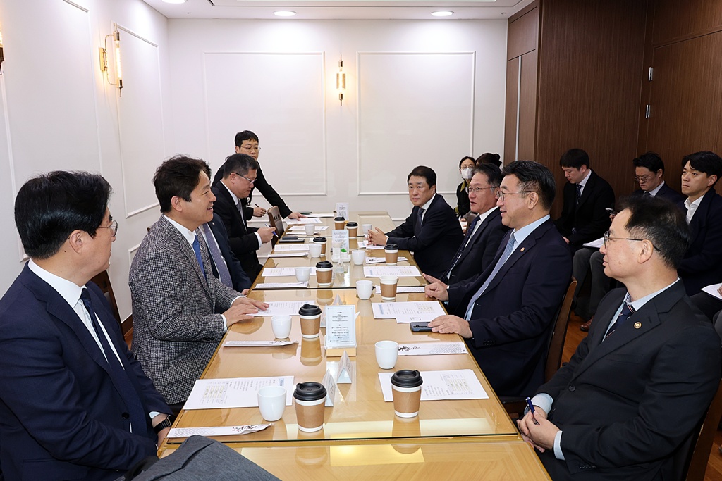 윤호중 행정안전부 장관이 7일 오전 서울 여의도 국회의원회관에서 열린 사회연대경제기본법 입법전략 간담회에서 모두발언을 하고 있다.