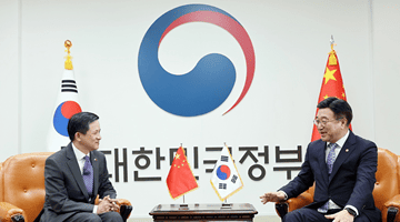 Minister of the Interior and Safety Yun Hojung meets with the Chinese Ambassador to South Korea