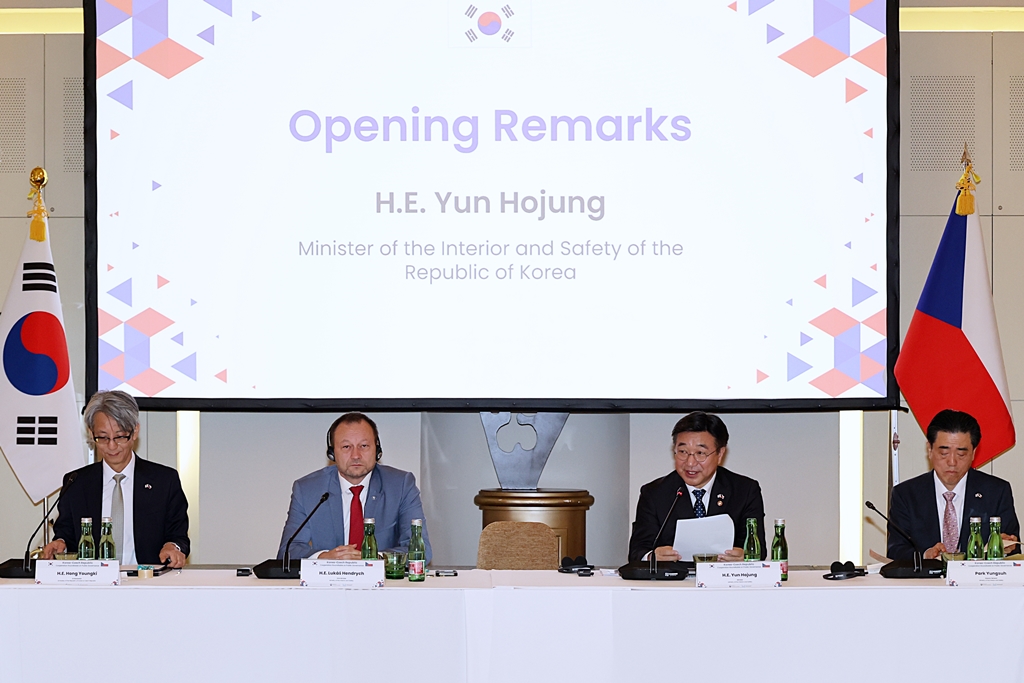 What's New> Photo Gallery | Minister of the Interior and Safety Yun ...