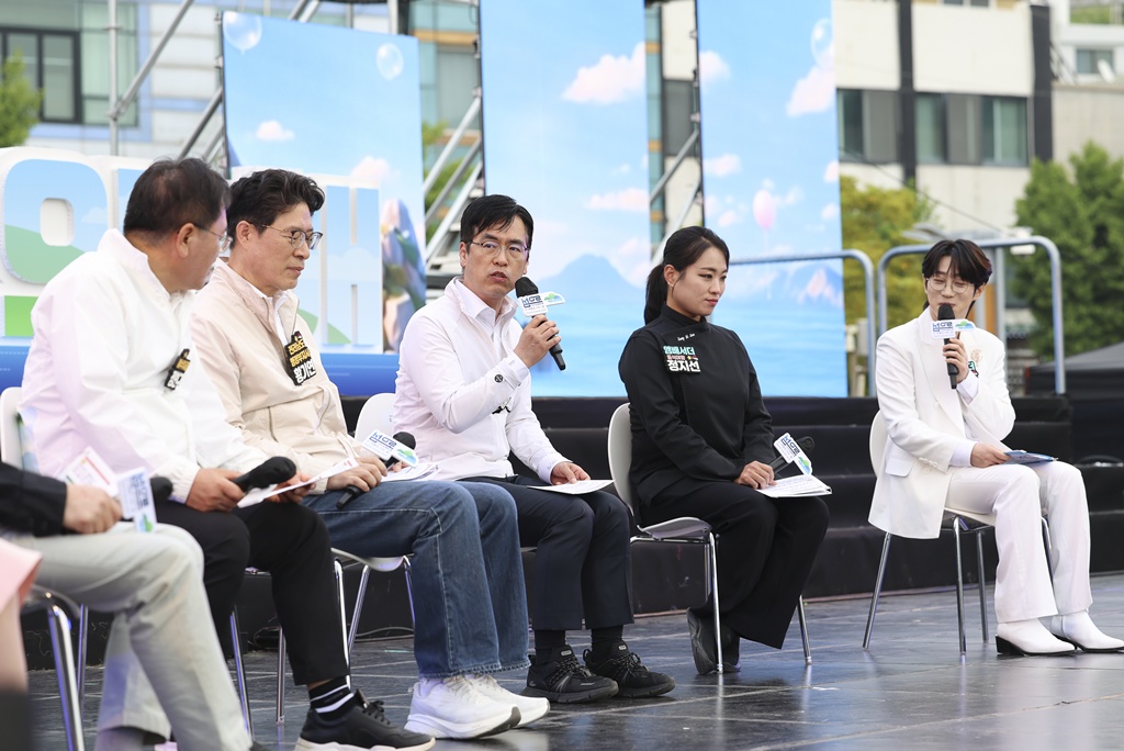 김민재 행정안전부 차관이 2일 오후 전남 여수 이순신광장에서 열린 ‘2026년 섬 방문의 해 선포식’에서 주요 참석자들과 함께 ‘섬 방문의 해 정책 토크’에 참여해 이야기를 나누고 있다.