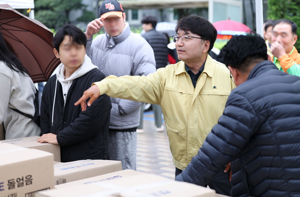 김광용 행정안전부 재난안전관리본부장이 3일 세종시 조치원읍 자이아파트 화재 현장을 찾아 전력 복구 및 입주민 식사·숙박 등 지원 상황을 살펴보고 있다.