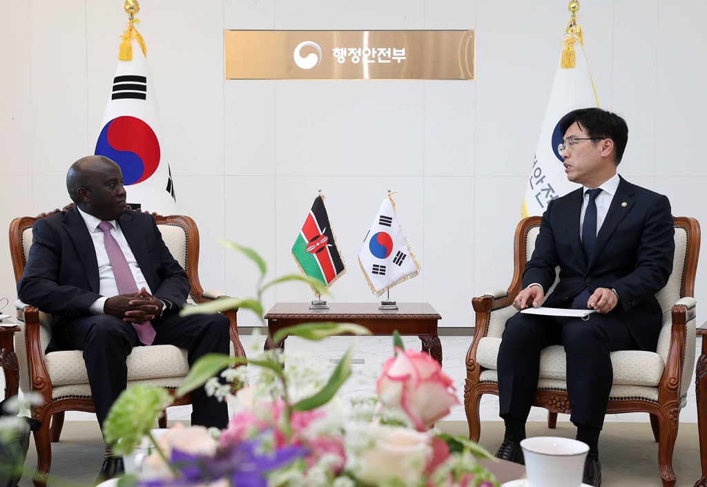 김민재 행정안전부 차관이 6일 오후 정부세종청사 중앙동 청백당에서 존 타누이(John Tanui) 케냐 ICT·디지털경제부 차관을 접견해 디지털·AI 정부 및 공공 디지털 플랫폼 협력 방안에 대해 환담하고 있다.