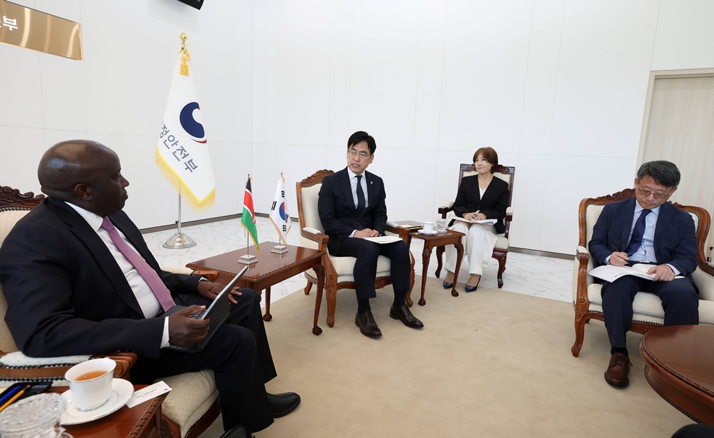 김민재 행정안전부 차관이 6일 오후 정부세종청사 중앙동 청백당에서 존 타누이(John Tanui) 케냐 ICT·디지털경제부 차관을 접견해 디지털·AI 정부 및 공공 디지털 플랫폼 협력 방안에 대해 환담하고 있다.