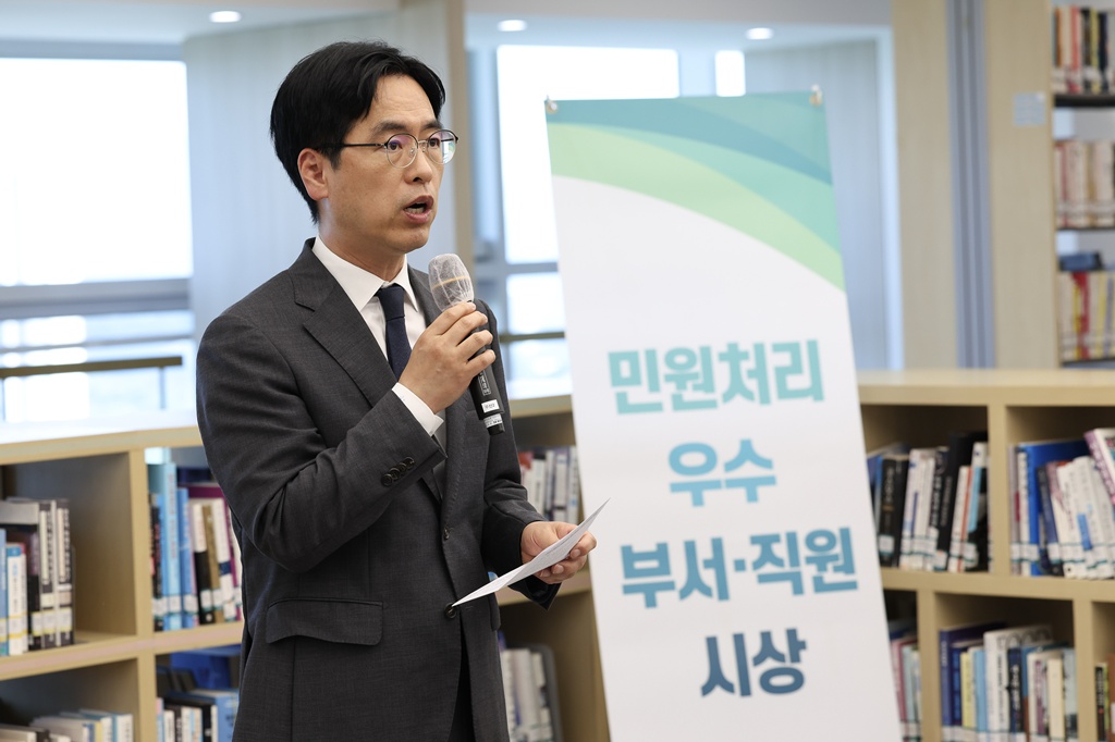 김민재 행정안전부 차관이 3일 오전 정부세종청사 중앙동 북카페에서 열린 '2026년 2분기 민원처리 우수부서·직원 시상식'에 참석해 인사말을 하고 있다.