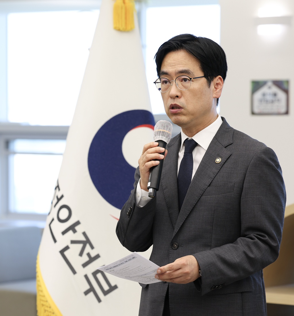 김민재 행정안전부 차관이 3일 오전 정부세종청사 중앙동 북카페에서 열린 '2026년 2분기 민원처리 우수부서·직원 시상식'에 참석해 인사말을 하고 있다.