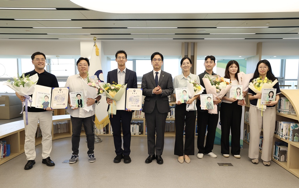 김민재 행정안전부 차관이 3일 오전 정부세종청사 중앙동 북카페에서 열린 '2026년 2분기 민원처리 우수부서·직원 시상식'에 참석해 수상자들과 기념촬영을 하고 있다.