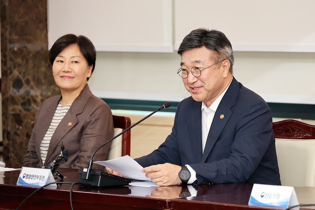 윤호중 행정안전부 장관이 4일 오후 서울 종로구 정부서울청사에서 열린 재해복구분야 합동 특별성과포상금 수여식에 참석하여 인사말을 하고 있다.