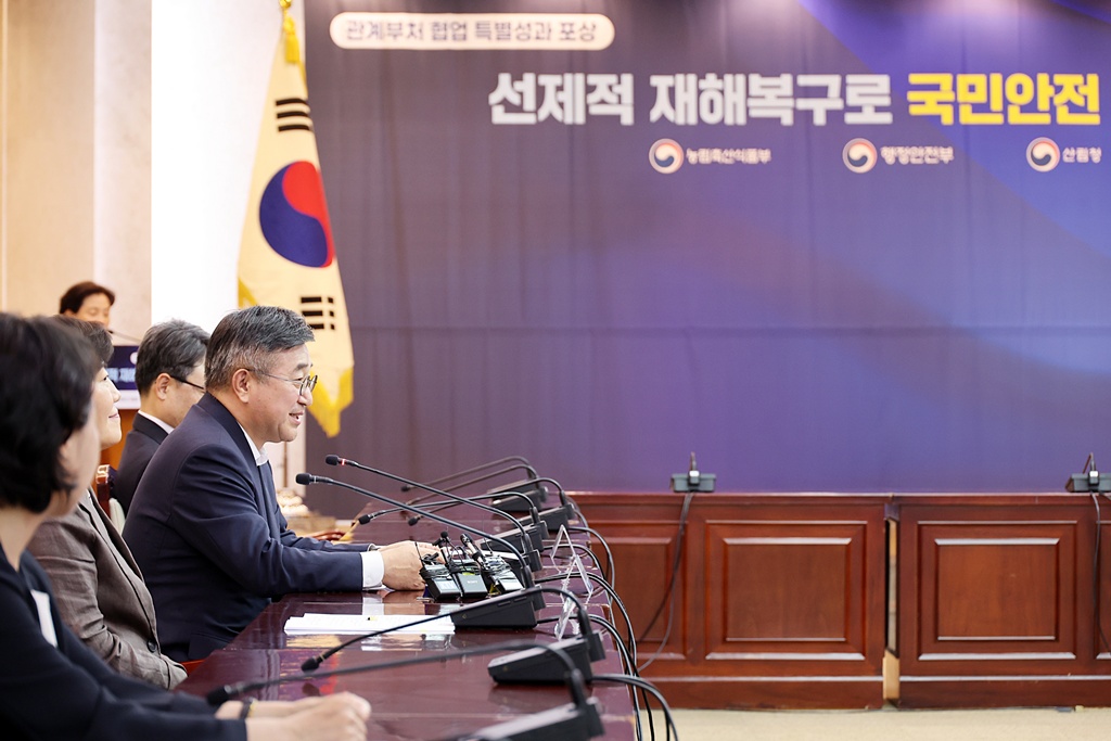 윤호중 행정안전부 장관이 4일 오후 서울 종로구 정부서울청사에서 열린 재해복구분야 합동 특별성과포상금 수여식에 참석하여 인사말을 하고 있다.