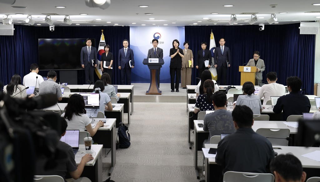 김민재 행정안전부 차관이 4일 오후 서울 종로구 정부서울청사 브리핑실에서 '중대범죄수사청 개청 진행상황'을 브리핑하고 있다.