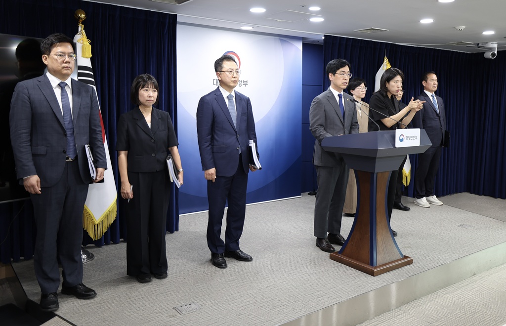 김민재 행정안전부 차관이 4일 오후 서울 종로구 정부서울청사 브리핑실에서 '중대범죄수사청 개청 진행상황'을 브리핑하고 있다.