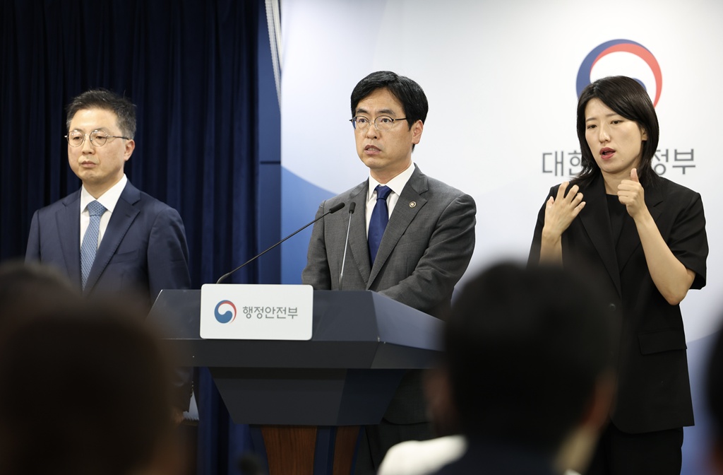 김민재 행정안전부 차관이 4일 오후 서울 종로구 정부서울청사 브리핑실에서 '중대범죄수사청 개청 진행상황'을 브리핑하고 있다.