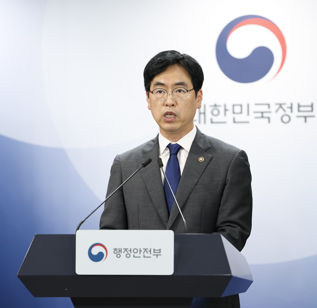 김민재 행정안전부 차관이 4일 오후 서울 종로구 정부서울청사 브리핑실에서 '중대범죄수사청 개청 진행상황'을 브리핑하고 있다.