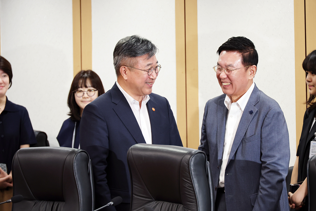 윤호중(왼쪽) 행정안전부 장관과 윤석준 우아한형제들 총괄사장이 10일 오전 서울 종로구 정부서울청사에서 착한가격업소 이용 활성화 업무협약식에 참석해 인사하고 있다.