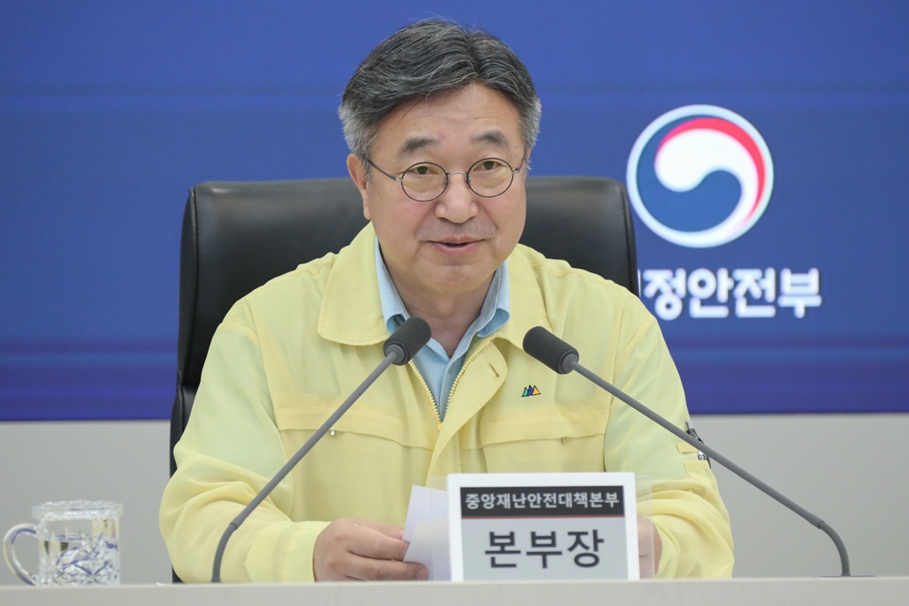 윤호중 행정안전부 장관이 17일 오전 정부세종청사에서 열린  '8.15~17일 호우 대처 중앙재난안전대책본부 회의'에서 모두 발언을 하고 있다.