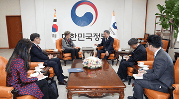 윤호중 장관, 코리아 소사이어티 이사회 의장 면담