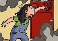 화재경보 비상벨을 누르는 여자 어린이의 이미지