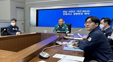 Minister Lee Sang-min, presiding over an emergency meeting on the fishing boat (the Cheongbo) capsized in Shinan-gun, Jeollanam-do.