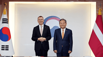 Minister Lee Sang-min meets with the President of Latvia.