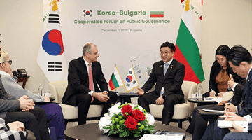 Minister of the Interior and Safety Yun Hojung meets with the Bulgarian Minister of e-Government at the Korea-Bulgaria Cooperation Forum on Public Governance
